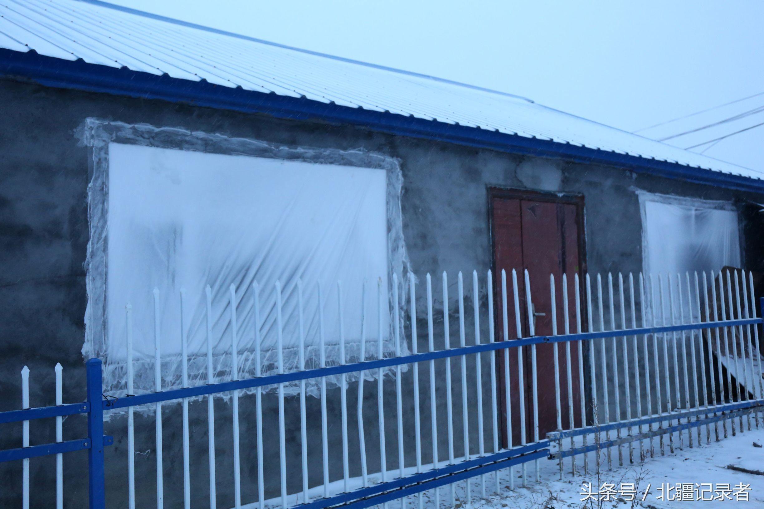 东北小屯子被白雪覆盖，宅基地有半晌地大，车子披棉被，街道空空