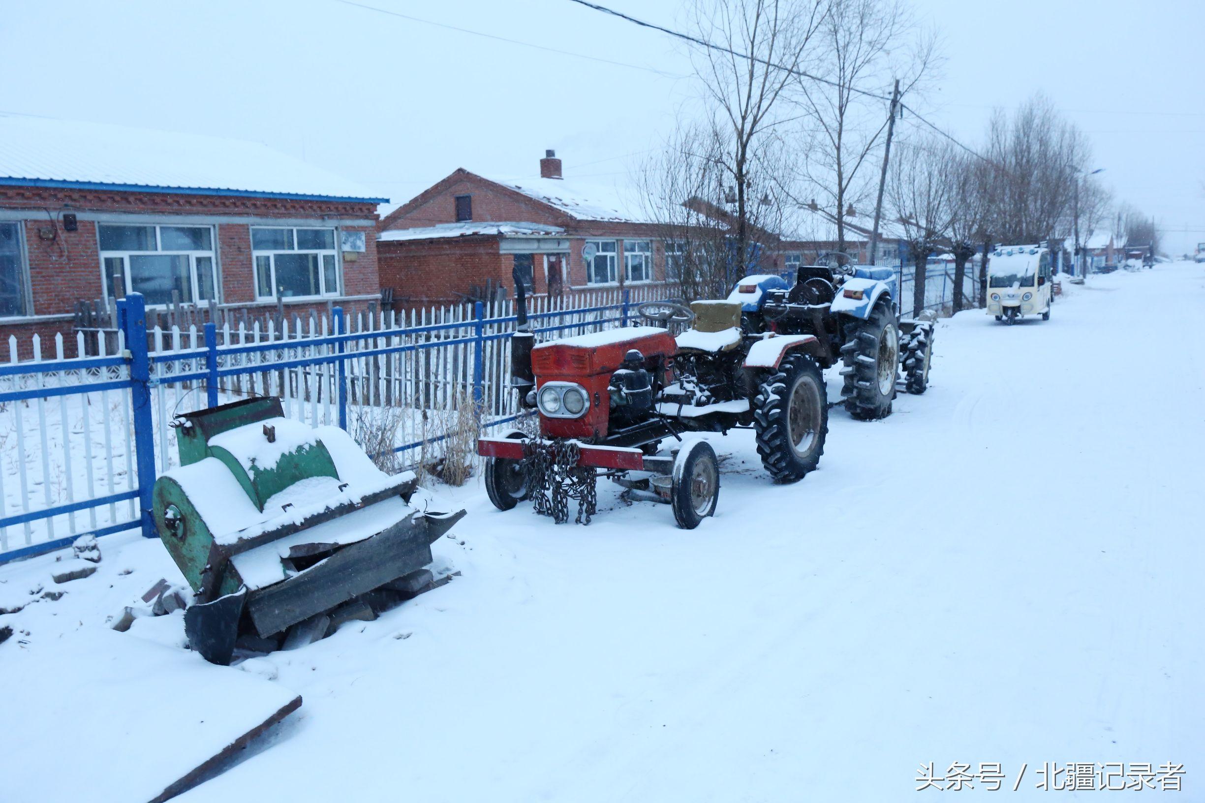 东北小屯子被白雪覆盖，宅基地有半晌地大，车子披棉被，街道空空