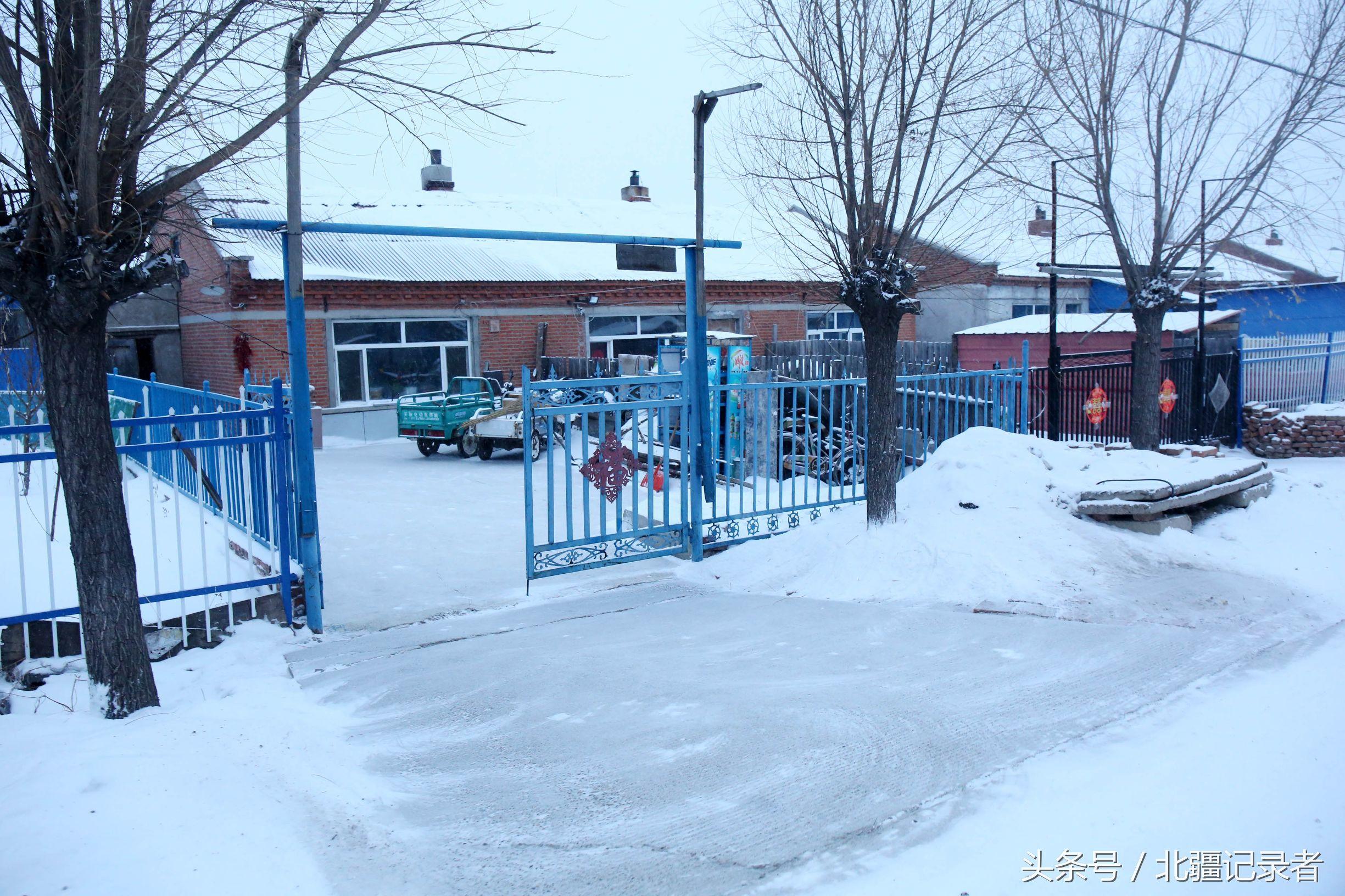 东北小屯子被白雪覆盖，宅基地有半晌地大，车子披棉被，街道空空