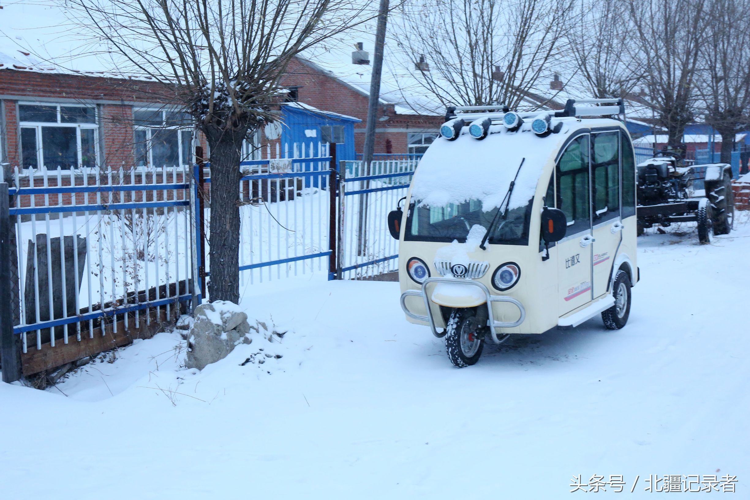 东北小屯子被白雪覆盖，宅基地有半晌地大，车子披棉被，街道空空