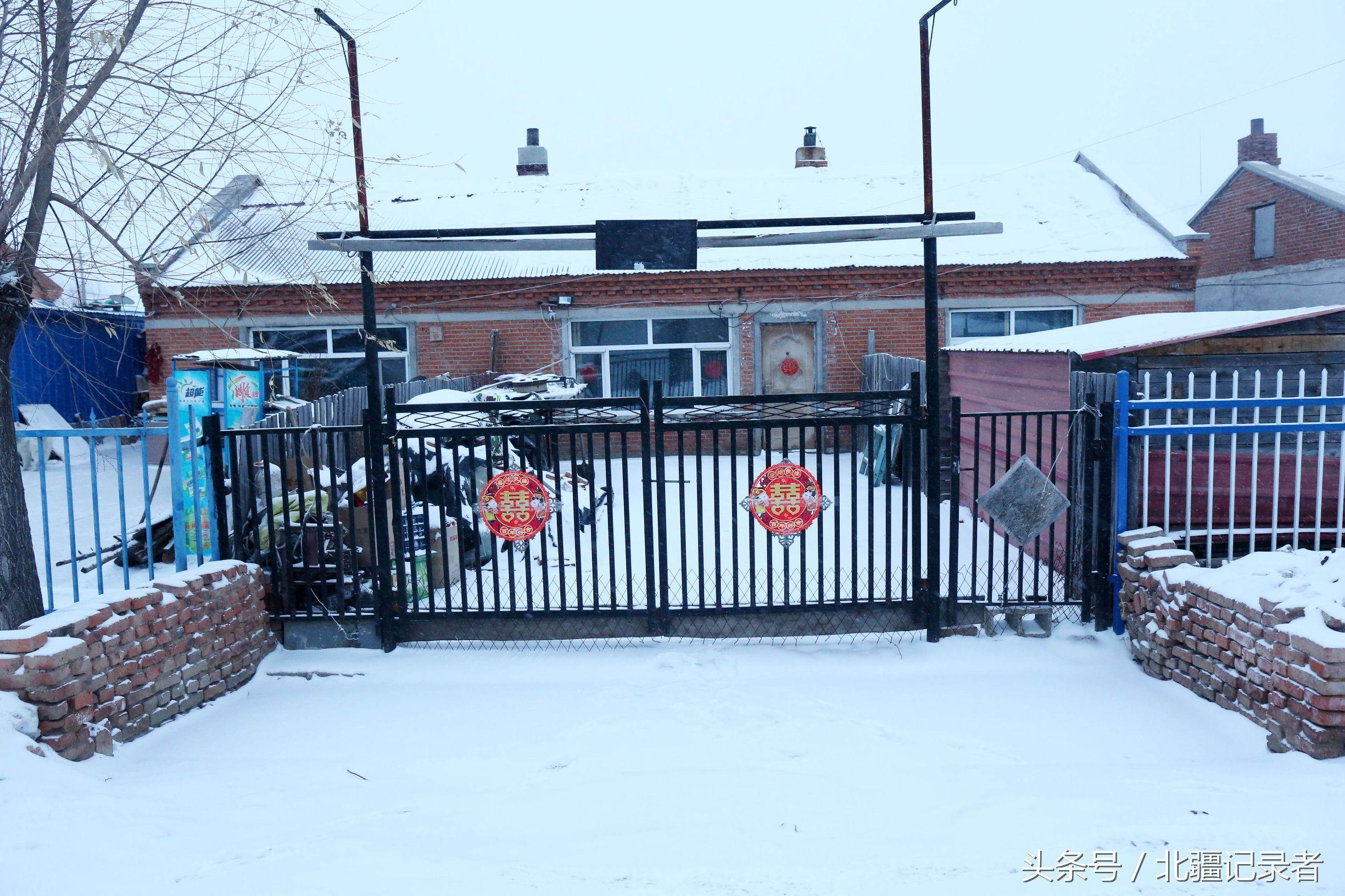 东北小屯子被白雪覆盖，宅基地有半晌地大，车子披棉被，街道空空