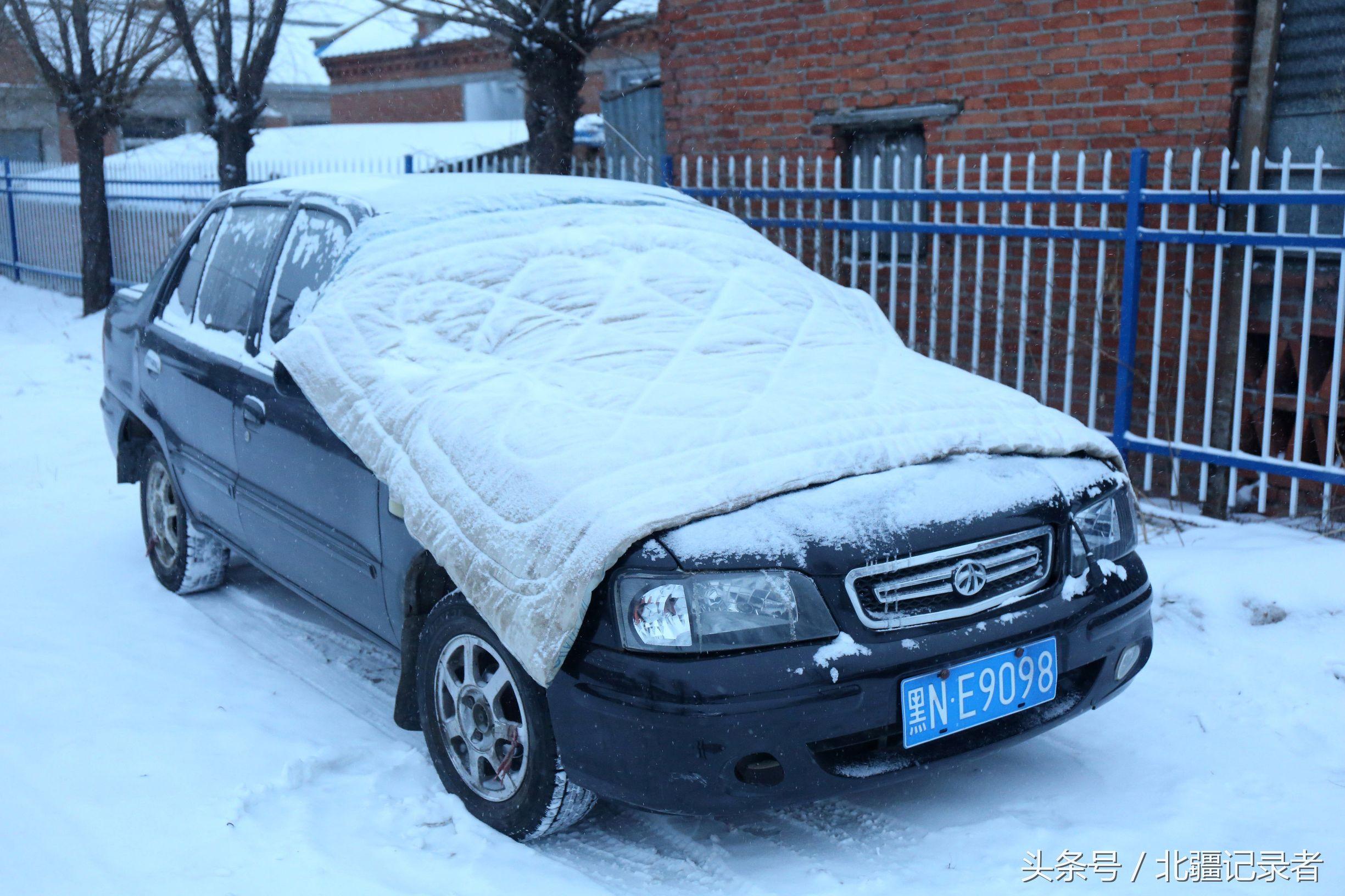 东北小屯子被白雪覆盖，宅基地有半晌地大，车子披棉被，街道空空