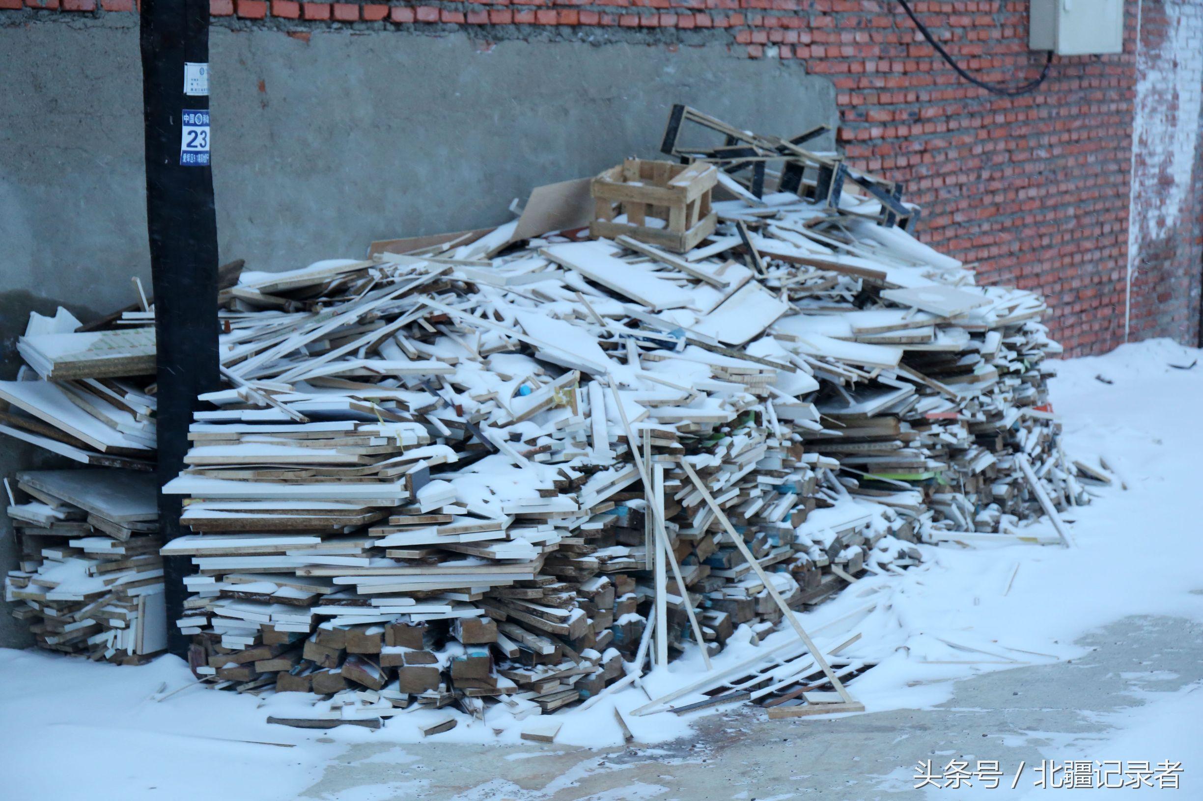 东北小屯子被白雪覆盖，宅基地有半晌地大，车子披棉被，街道空空