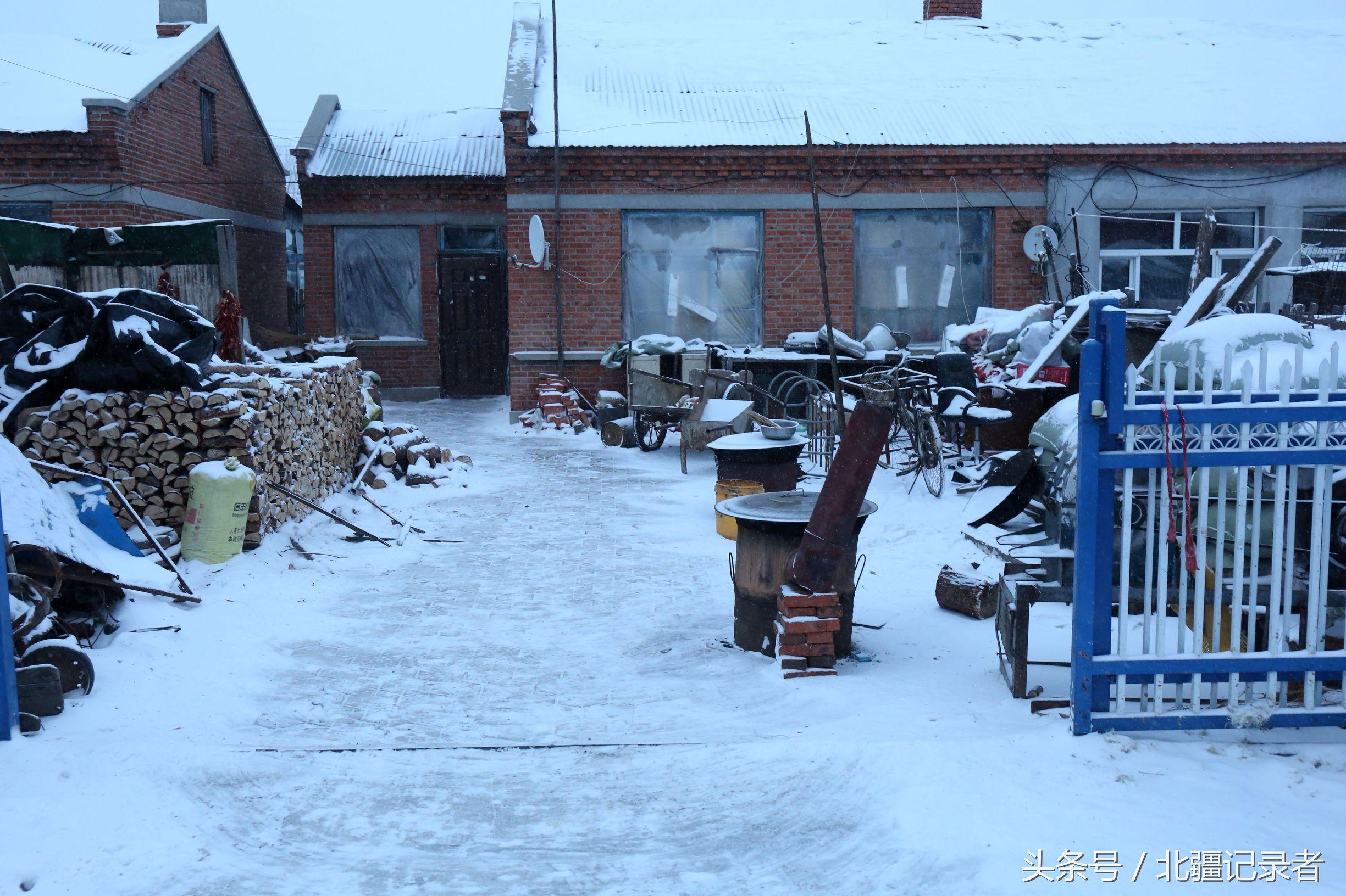 东北小屯子被白雪覆盖，宅基地有半晌地大，车子披棉被，街道空空