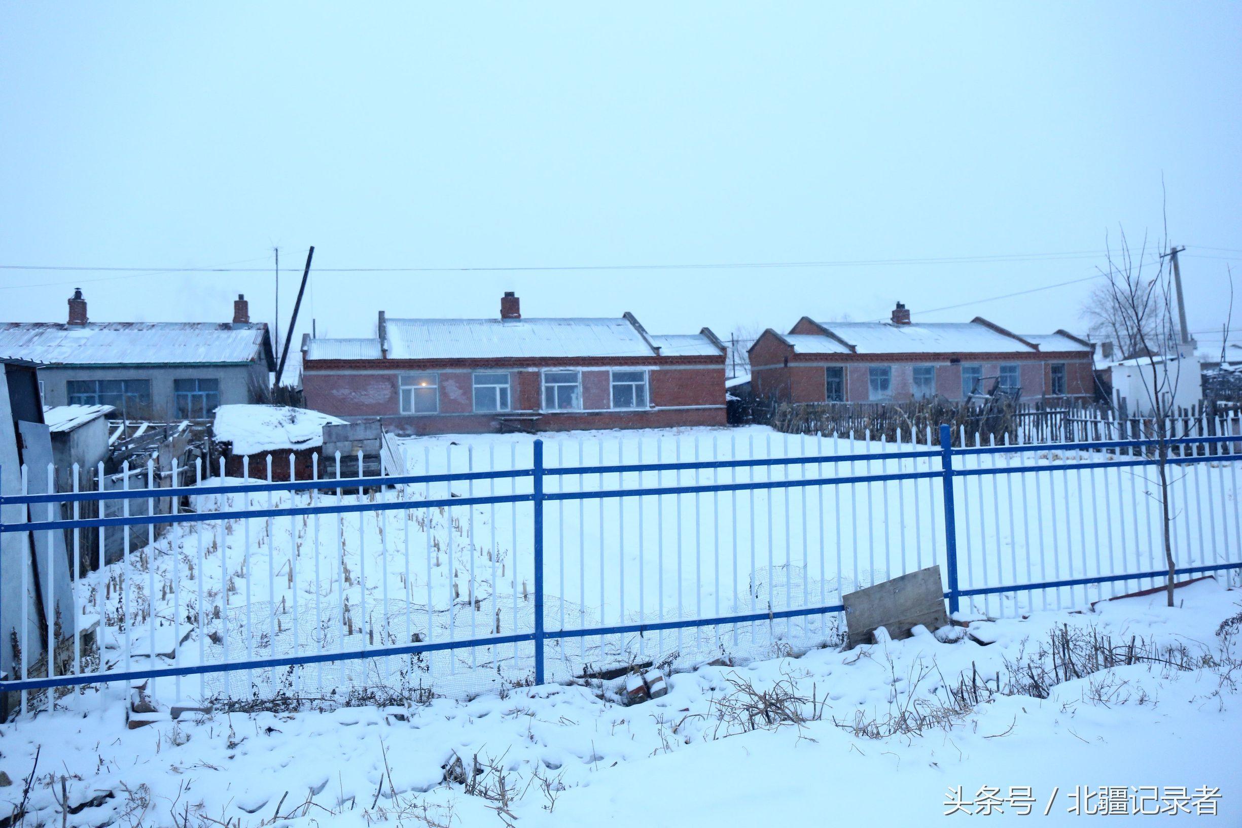 东北小屯子被白雪覆盖，宅基地有半晌地大，车子披棉被，街道空空