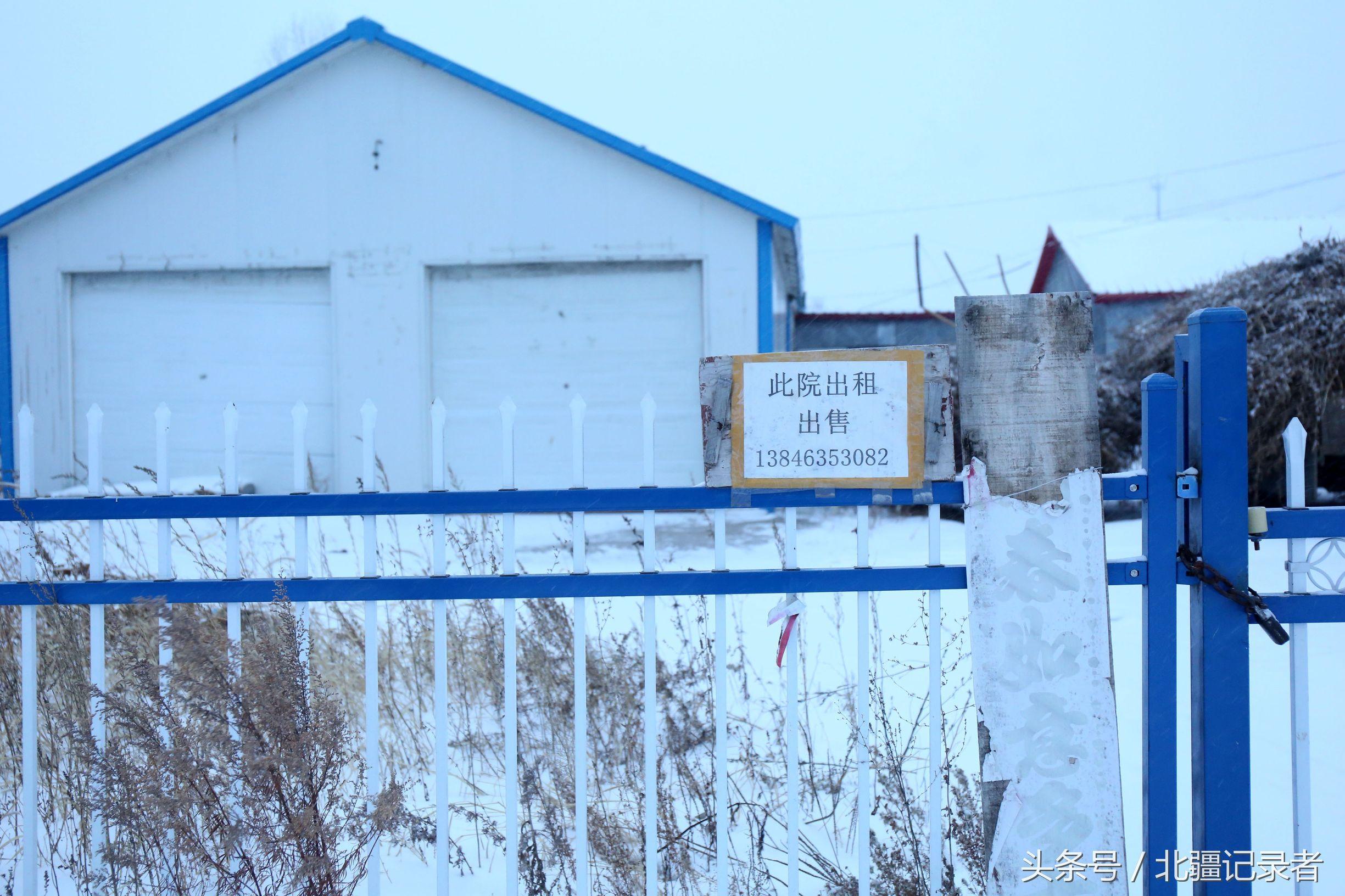 东北小屯子被白雪覆盖，宅基地有半晌地大，车子披棉被，街道空空