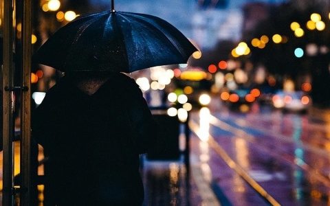 下雨天走心文案100句，关于下雨的朋友圈文案