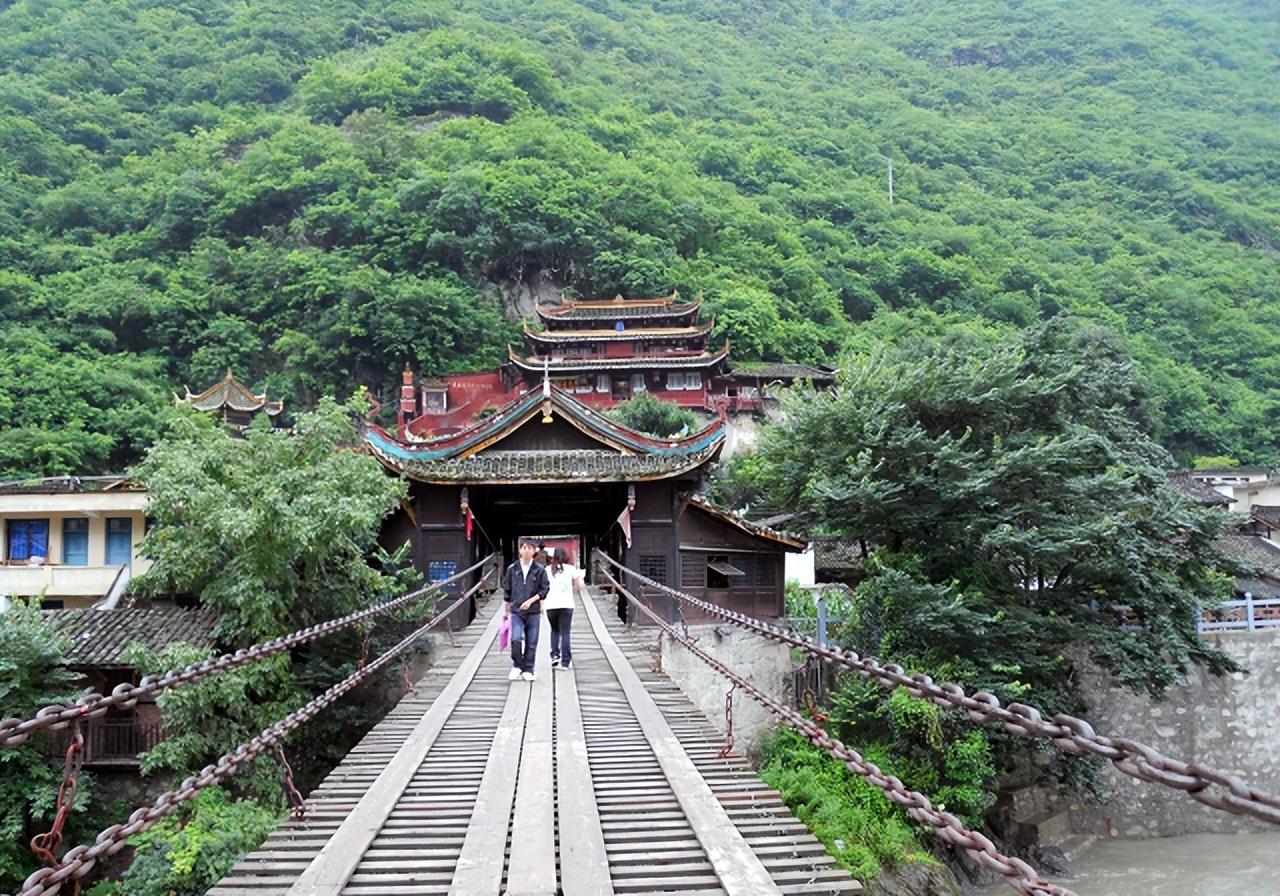 飞夺泸定桥的故事简介(飞夺泸定桥的详细经过)